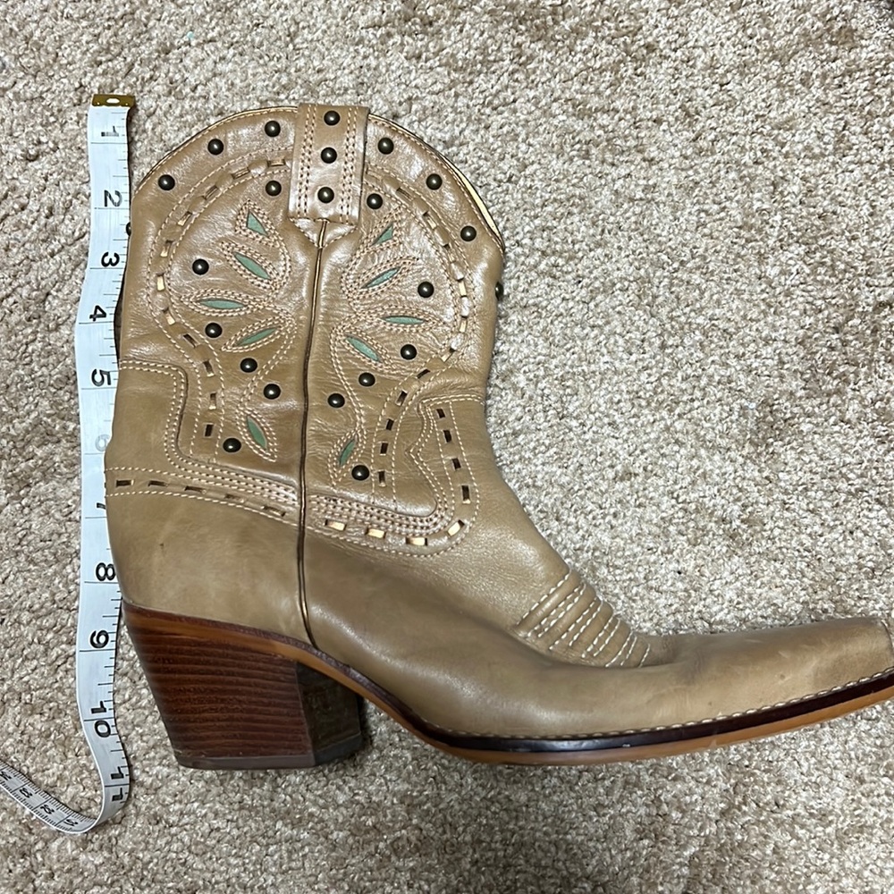 Tan leather cowgirl boots made in Brazil,in great condition